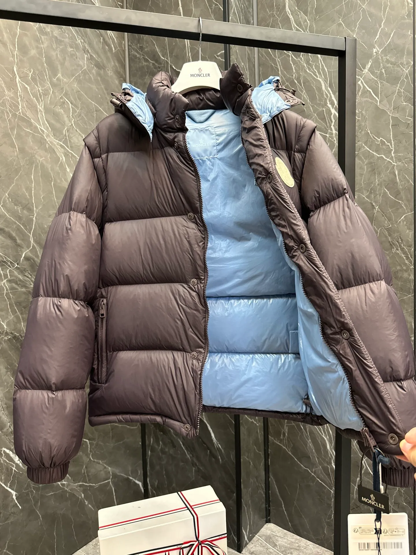 ⬆️Moncler Cyclone . ⚠️ ， 320 ➕， . / / / / . Cyclone ， 。 Cyclone 80 Classic ， 。 ， ， 。 。 • •Nylon laqué • • • • • • Size : 1-5 Black Navy Blue baby Blue . D 9888055780